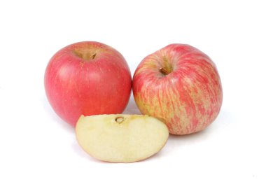 Beyaz arka planda izole edilmiş kırmızı elmaların yakın çekimi.