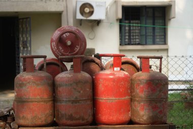 Bir binaya karşı eski paslı gaz silindirlerinin görüntüsü