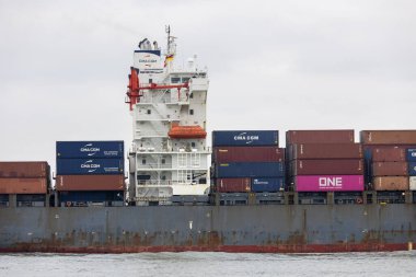 Almanya 'daki Elbe Nehri' nde yol alan konteynırlarla dolu bir gemi.
