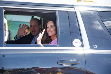 Prens William ve Kate 'in insanları arabadan karşılarken çekilmiş yakın plan bir fotoğrafı.