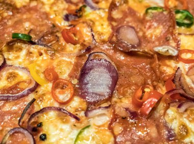 Yakın çekim pizza, soğan, biber, biber, biber ve peynir dilimleri