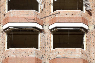 Bremen, Almanya 'da balkonlu terk edilmiş bir binanın ön görüntüsü..