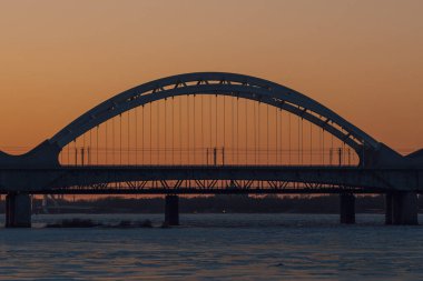 Hindistan, Rajahmundry 'deki Godavari Nehri üzerindeki Godavari Arch Köprüsü' nün gün batımı manzarası