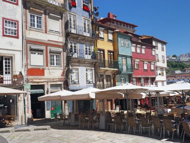 Porto 'nun renkli geleneksel evleri olan bir restoranın terasının alçak açılı görüntüsü.