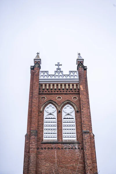 Eine Vertikale Aufnahme Eines Alten Kirchturms Aus Roten Ziegeln Gotischen — Stockfoto