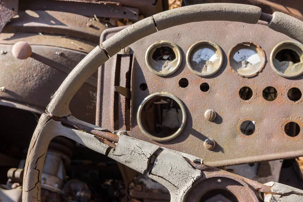 Een Closeup Shot Van Een Roestige Kapotte Vintage Auto — Stockfoto