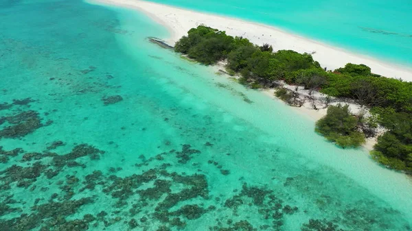 Una Hermosa Vista Una Isla Con Mar Tranquilo Día Soleado — Foto de Stock