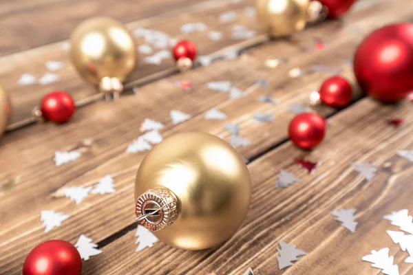 Tiro Close Uma Decoração Natal Colorida Uma Mesa Madeira — Fotografia de Stock