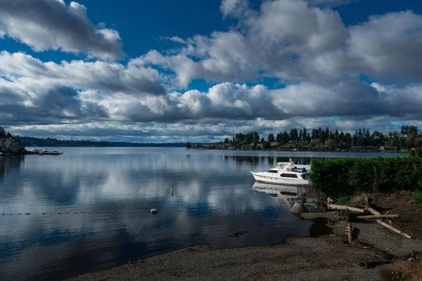 Una Vista Del Cielo Nublado Sobre Lago Bahía Meydenbauer Bellevue — Foto de Stock