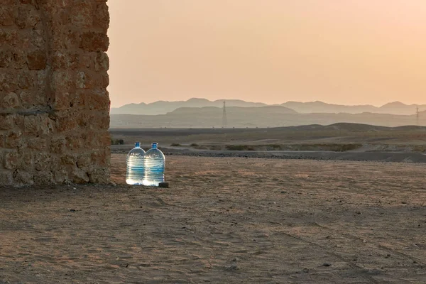 エジプトのマルサ アラムの砂漠に対する石造りの建物の近くの2つの水のシスターの眺め — ストック写真