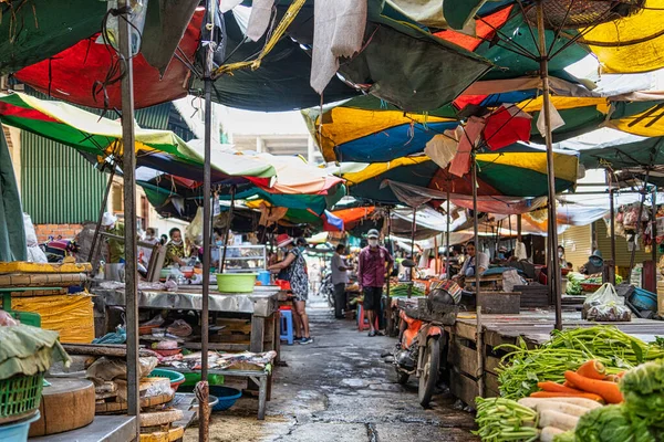 カンボジアのカラフルな傘の下でプノンペンの食品市場のベンダーのビュー — ストック写真