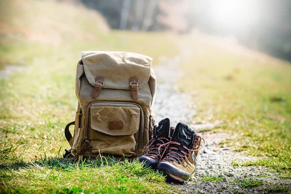 Close Uma Mochila Retro Botas Caminhada Natureza — Fotografia de Stock