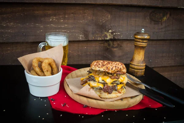 Zbliżenie Pysznego Burgera — Zdjęcie stockowe