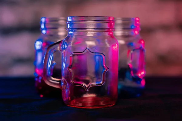 Boş Gradyan Renkli Cam Kavanozların Masa Saplı Sığ Odak Görüntüsü — Stok fotoğraf