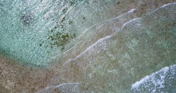 澄んだ水と穏やかな泡の波が美しい島の空中風景 — ストック写真