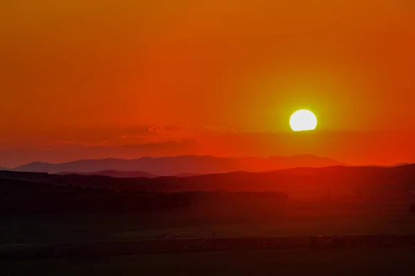 Okouzlující Scéna Západu Slunce Oranžové Oblohy Polích Západem Slunce Oblohy — Stock fotografie