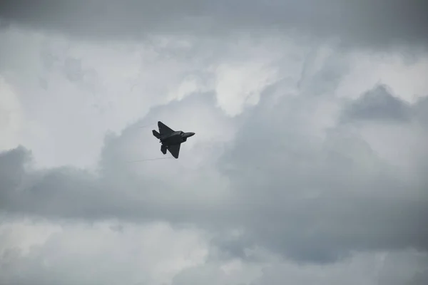 Low Angle Shot Stealth Aircraft Lockheed Martin Raptor Flying Cloudy — Stock Photo, Image