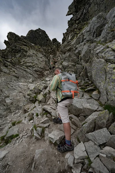 Back View Male Tourist Backpack Hiking High Tatras Mountains — Stock Photo, Image