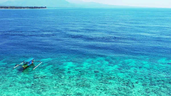 Una Vista Aérea Barco Hermoso Océano Turquesa Las Maldivas — Foto de Stock