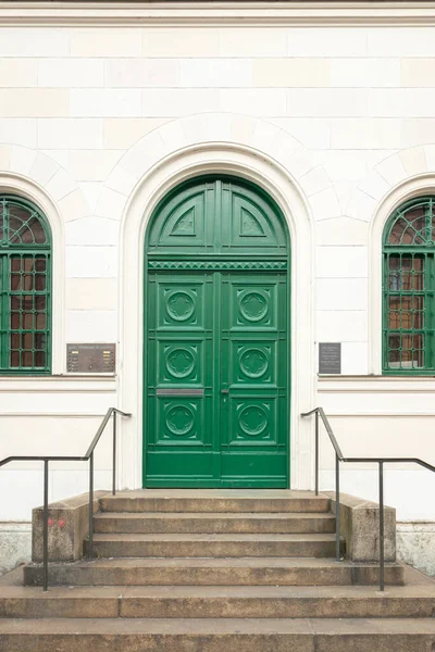 Vertical Shot Green Entrance Door Building Ludwigstrasse Munich Germany — Stock Photo, Image