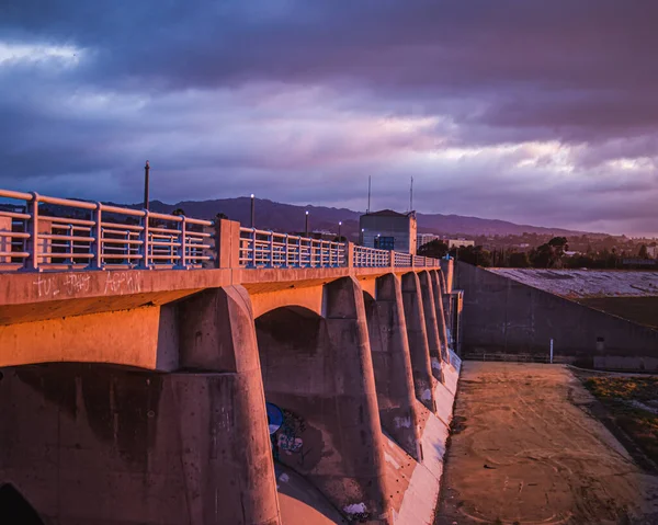 Ponte Pietra Con Cielo Nuvoloso Sullo Sfondo — Foto Stock