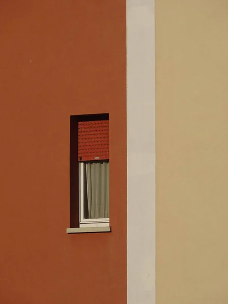 Vertikal Bild Ett Litet Vitt Fönster Orange Byggnad Solig Dag — Stockfoto