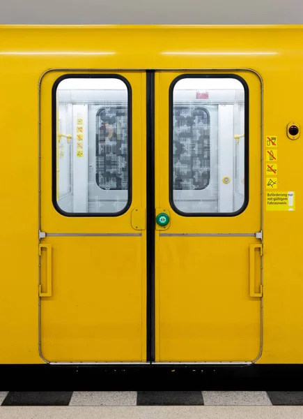 Vertikal Bild Tunnelbanefärgad Gul Berlin Tyskland — Stockfoto