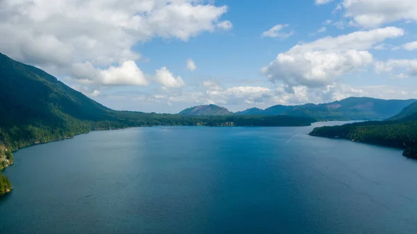 Ein Panoramablick Auf Den Lake Cushman Und Die Olympischen Berge — Stockfoto