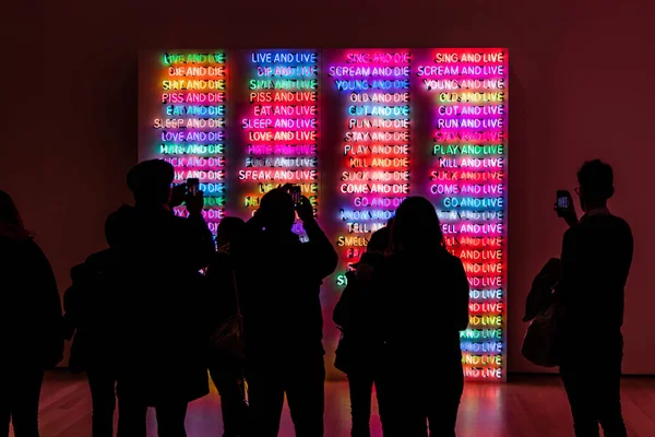 Eine Rückansicht Von Menschen Die Leuchtreklamen Einem Museum New York — Stockfoto