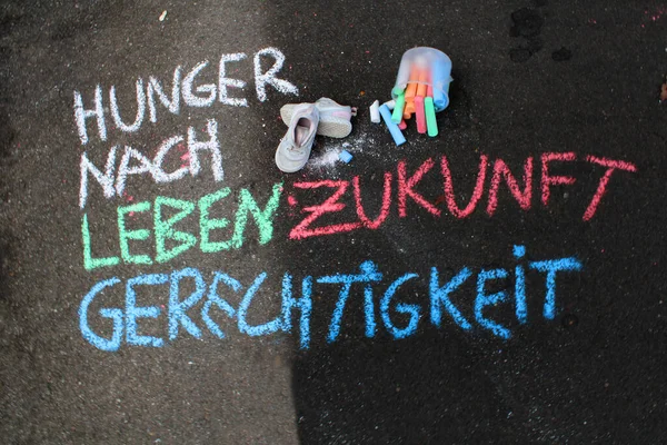 Barevný Německý Text Asfaltu Hlad Životě Budoucnosti Spravedlnosti — Stock fotografie