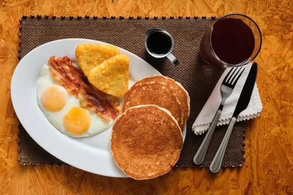 Top View Traditional American Breakfast Pancakes Bacon Eggs Hash Browns — Stock Photo, Image