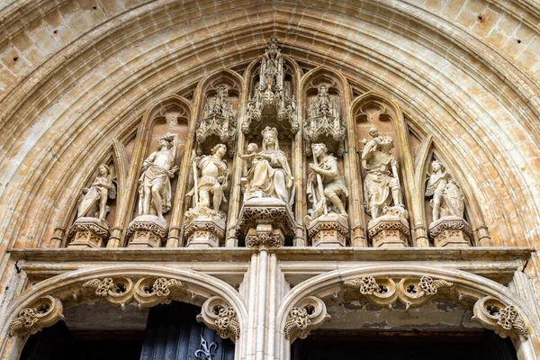 萨布伦胜利圣母教堂外的一幅幅精美的雕像 — 图库照片