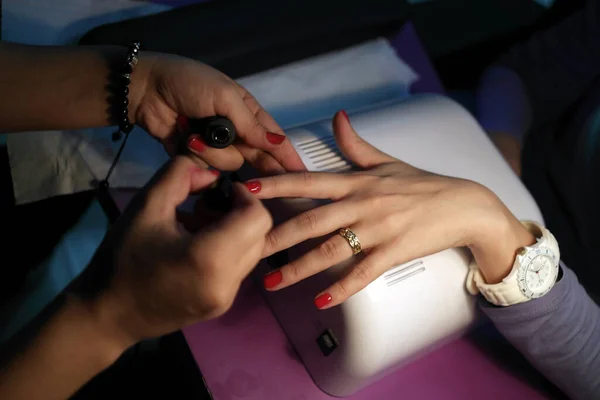 Een Closeup Van Een Vrouw Having Een Manicure Ter Een — Stockfoto