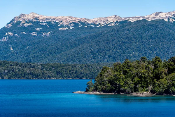 迷人的湖景 清澈的湖面 蓝天映衬着群山环绕的小岛 — 图库照片