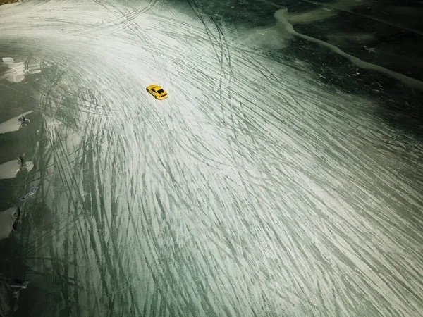 Tiro Aéreo Carro Desportivo Amarelo Deriva Gelo Neve — Fotografia de Stock