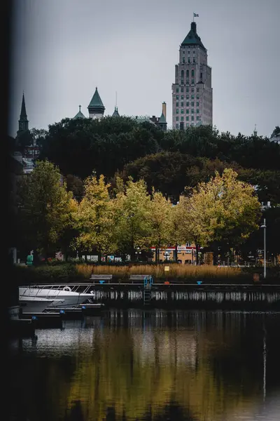 Pionowe Ujęcie Parku Mieście Wieżami Drzewami Wokół Jeziora Jesienią Quebecu — Zdjęcie stockowe
