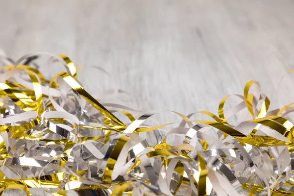 Een Witte Houten Nieuwjaarsachtergrond Met Gouden Zilveren Slingers Kopieerruimte — Stockfoto