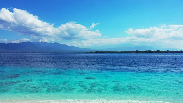 亚洲蓝天下美丽的海景迷人的景象 — 图库照片