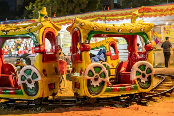 뭄바이 마하라슈트라 사육제 축제에서 아이들을 태우고 열차를 즐거움 — 스톡 사진