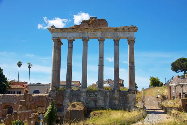 Een Schilderachtig Uitzicht Ruïnes Van Tempio Saturno Omgeven Door Groen — Stockfoto