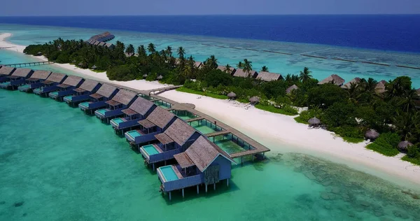 Zdjęcie Lotnicze Willi Wodnych Kuramathi Białą Piaszczystą Plażą Malediwach — Zdjęcie stockowe