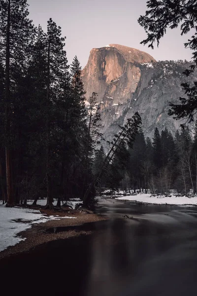 Függőleges Felvétel Yosemite Nemzeti Park Természetéről Magas Hegyekkel Fákkal Télen — Stock Fotó