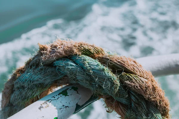 Close Shot Thick Rope Leaning Metallic Pipe Boat — Stock Photo, Image