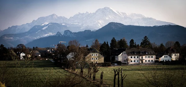 Een Panoramisch Beeld Van Besneeuwde Alpen Zichtbaar Vanuit Salzburg Oostenrijk — Stockfoto