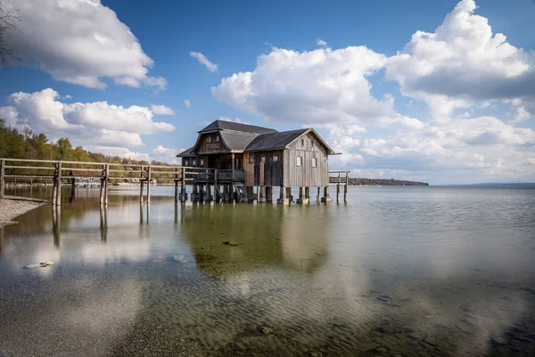 Uma Bela Vista Uma Casa Barcos Sobre Lago Ammersee Contra — Fotografia de Stock