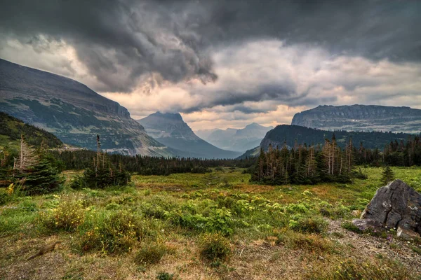 Utsikt Över Molnig Soluppgång Bergen Vid Glacier National Park Montana — Stockfoto