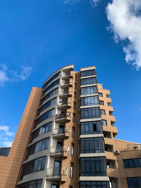 Vertical Low Angle Shot Modern Apartment Building Blue Sky Iasi — Stock Photo, Image