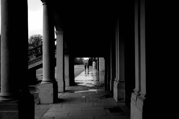 Uma Foto Preto Branco Duas Pessoas Caminhando Pelo Palácio Schoenbrunn — Fotografia de Stock