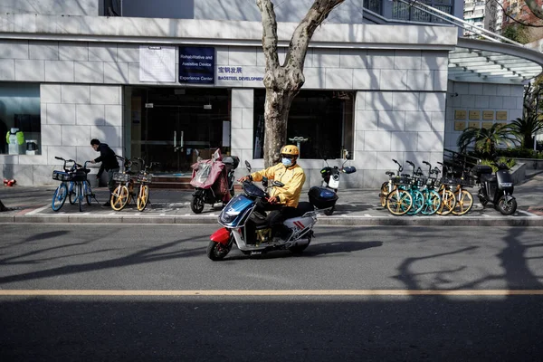 Ein Kurier Auf Einem Motorrad Der Nachschub Während Der Sperrung — Stockfoto