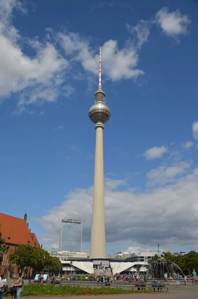 Eine Vertikale Aufnahme Des Berliner Fernsehturms Vor Blauem Himmel Gleißenden — Stockfoto